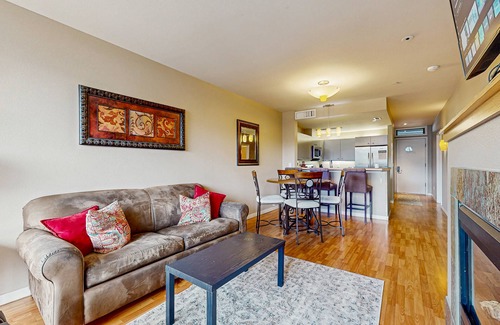 Chelan Condo | Mountain view condo with balcony & indoor pool/hot tub