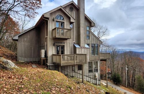 Wolf Laurel House | Mountain View Getaway