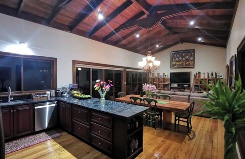 Desamparados House | Mountain View house, 15min. SJO Airport