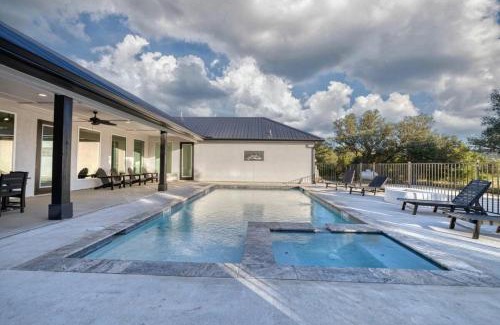 Sabinal House | Mountain View Manor