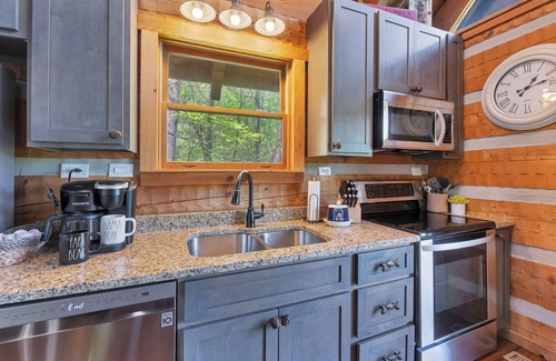 Townsend Cabin | Mountain View★Private★Hot Tub★Fire Table★Fireplace - A VIEW FOR TWO