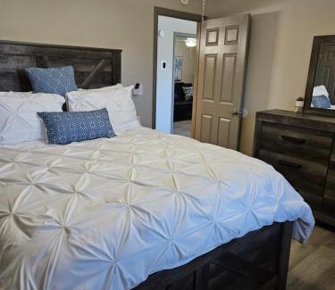 Shawanee Apartment | Mountain View Retreat 5 min to LMU