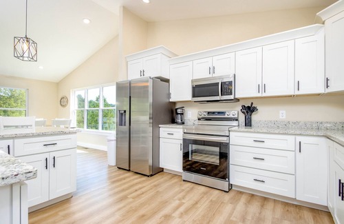 La Follette House | Mountain Views, Lake access, Brand new 6 BR 5Bath, Sleeps 18Pet Friendly