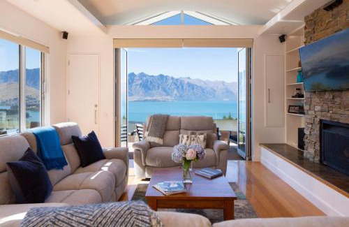 Fernhill House | Mountain Vista - beautifully renovated home with spa pool