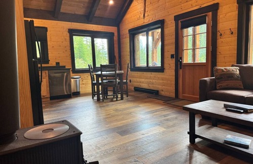 Golden Cabin | Mountaineer Creekside Cabin