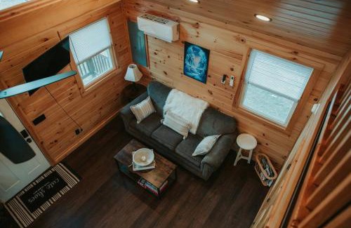 Roxbury House | Mountainscape: Peaceful & Skiing