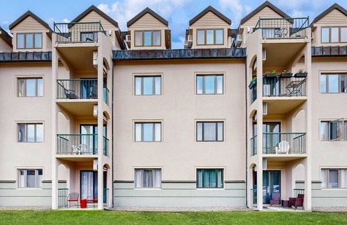 Lincoln Apartment | Mountainside efficiency w/pool & hot tub; walk to lifts & town