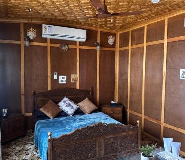 Dal Lake Hotel | Movie land group of house boats