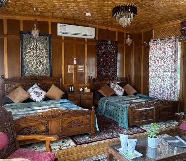 Dal Lake Hotel | Movie land group of house boats