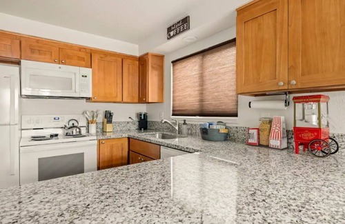 Aloha Apartment | Movies on Merlo: 3 Bed 2 Bath with Movie Projector
