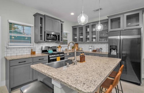 Denver Heights House | MovieTheater - KING BED & 7 minutes to RiverWalk