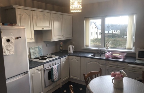 Moville Apartment | Moville Centre Apartment 2 bedroom cosy with parking
