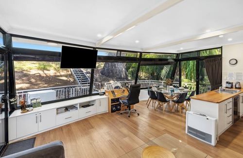 Renmark House | Moving Waters houseboat -moored accommodation