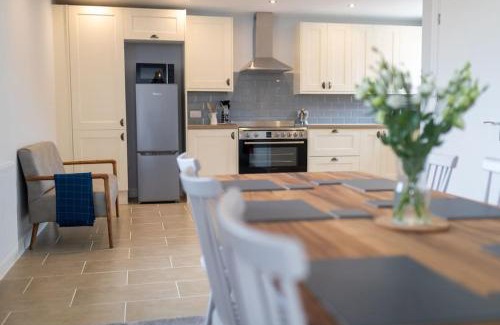 Worksop Apartment | Mowerina - Dog-Friendly Barn Conversion with a Hot Tub