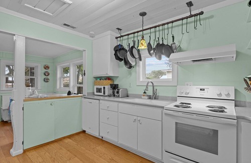 Harkers Island House | Mr. Bennies Cafe