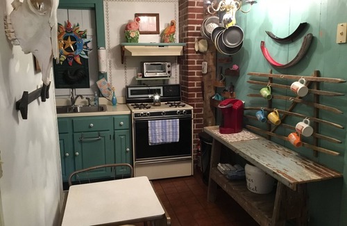 Ste Genevieve House | MS Bette’s has added a Hot Tub to our 3 bedroom 1 bath rental!