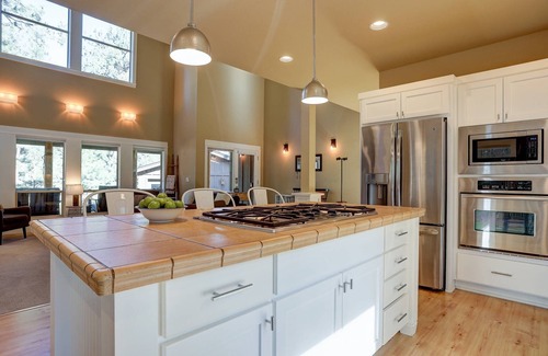 RiverWild House | Mt Bachelor Vlg Resort Home. Swimming, Fireplace, River Trails, Garage. Near Golf and Biking Trails.