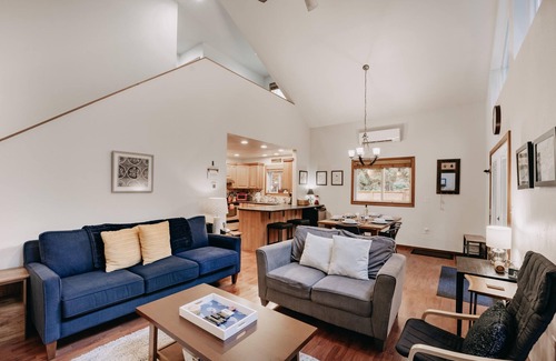 Glacier Cabin | Mt Baker Rim Cabin 24 - Hot Tub, WIFI, Air Conditioning, Sleeps 8