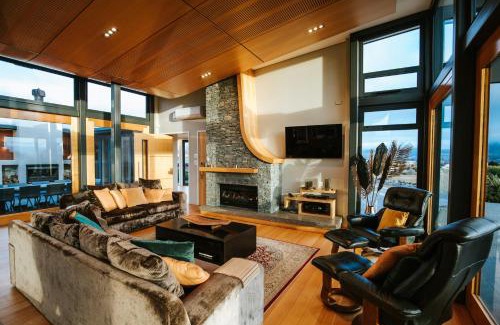 Wanaka House | Mt Gold Retreat - Sleeps 8 - Spa Pool - Tennis Court