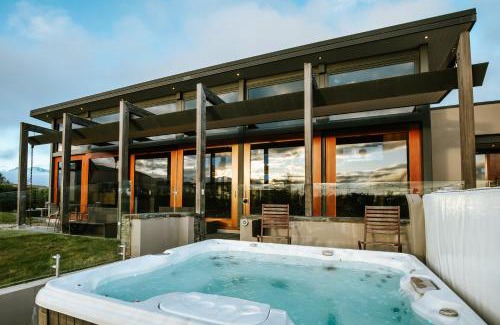 Wanaka House | Mt Gold Retreat - Sleeps 8 - Spa Pool - Tennis Court