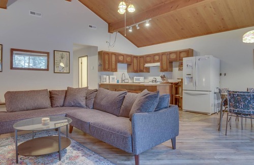Zigzag Cabin | Mt Hood Cabin-Fenced Yard-Trails-Wood Stove-BearlyMuvin Cabin