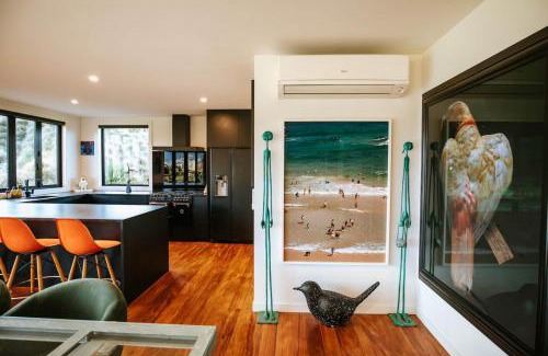 Wanaka House | Mt Roy Terrace - Sleeps 8 - Mountain Views - Artwork Collection