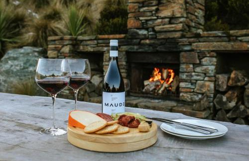 Wanaka House | Mt Roy Terrace - Sleeps 8 - Mountain Views - Artwork Collection