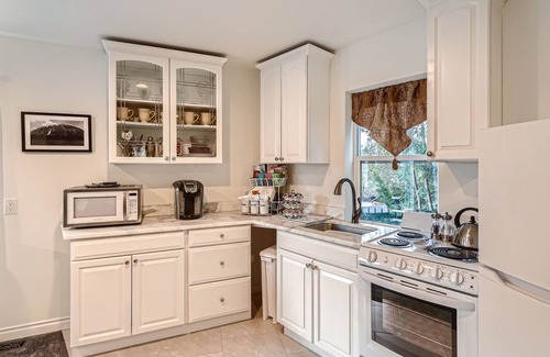 North Bend House | Mt View 3 Level Romantic Getaway Suite- North Bend
