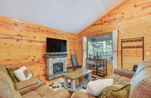 Woodlawn House | Mtn View and Fire Pit Pet-Friendly Woodlawn Cabin!