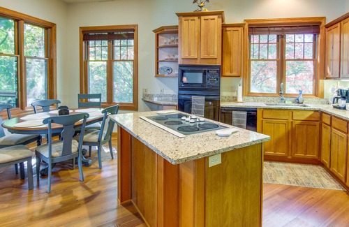Mountain Air Condo | Mtn-View Condo w/Screened Porch in Burnsville!