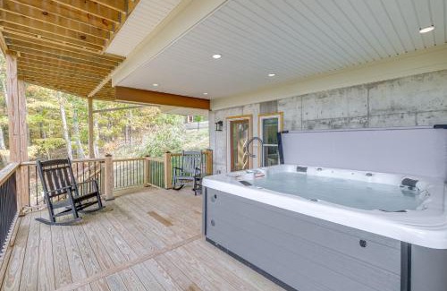 Caldwell House | Mtn Views and Spacious Deck! Modern Caldwell Getaway