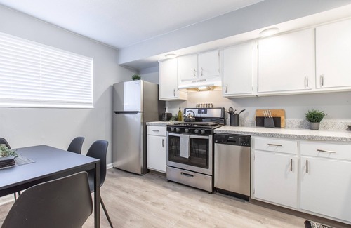 Riverside Apartment | MTR Private Apartment | 10min Downtown | Renovated | WiFi | Clean!