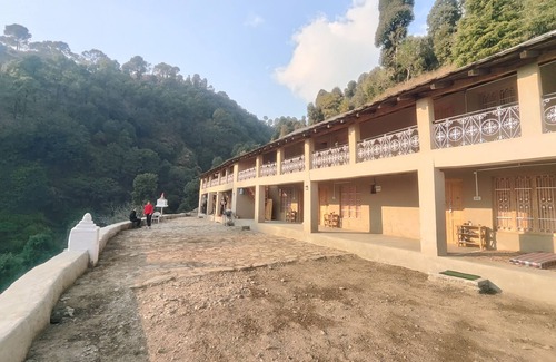 Gunehr House | Mudhouse in tranquility and Dhauladhar's wondrous delight