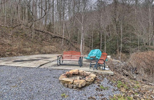 Mullens House | Mullens Cabin with Gas Grill and Mountain Views!