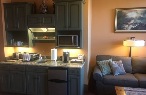 Geneva Apartment | Munger Lofts Boutique 2nd Floor w/Half Kitchen