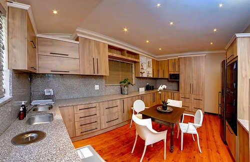 Port Elizabeth House | Munro House l Family-Friendly City Getaway with Ocean Views l Sleeps 8