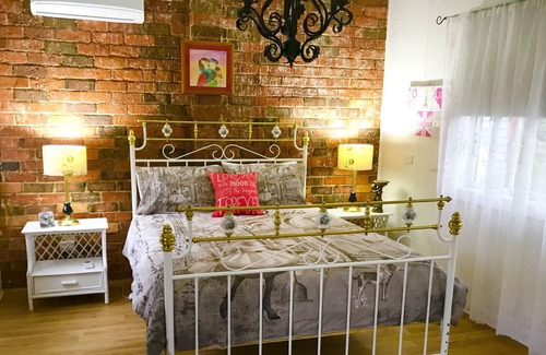Darnum Cottage | Music Village Retreat: Paris Chapel of Love for Two