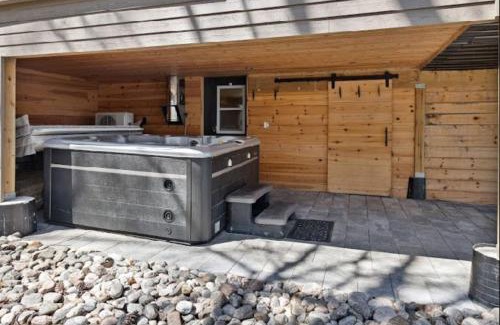 Gravenhurst House | Muskoka Charm Beautiful four bedroom cottage