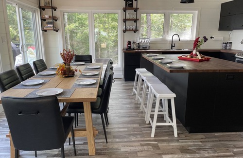 Lake of Bays Cottage | Muskoka Getaway on Peninsula Lake, Beautifully Decorated New Built Cottage