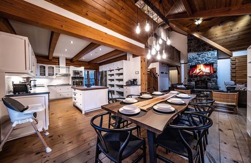 Seguin Cottage | Muskoka Luxury Lakefront Loghaus- 6 Rooms, 4 Baths, Pet Friendly Cottage