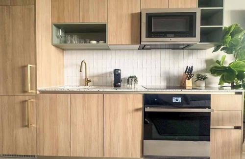 Flagami Apartment | MVR Ultra-High Floor Retreat with Balcony