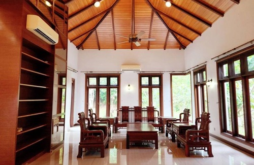 Taman Jubilee House | 1000 m² Bungalow ∙ 5 bedrooms ∙ 20 guests