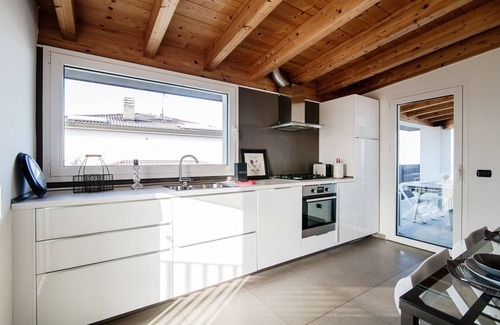 Lipomo Apartment | MyHomeInComo - White Attic