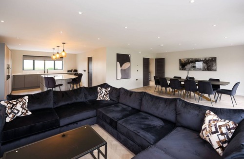 Blackburn Cottage | MYLSTONE HOUSE, family friendly, with hot tub in Langho, Lancashire