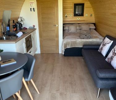 Acton Scott Ski Chalet | Mynd View Pods Cedar