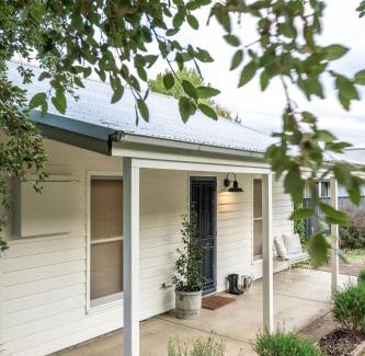 Myrtleford House | Myrtle Creek Cottage