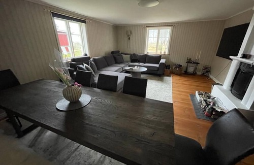 Tived Villa | Mysigt Boende med hög Standard med Plats för 8 Personer i Hjärtat av Tiveden