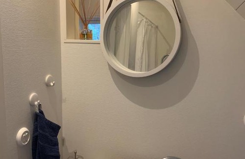 Aspet House | Mysigt rum i villa med egen ingång och nära havet.