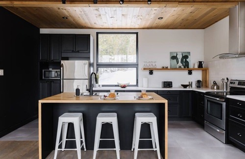 Chertsey Ski Chalet | Nômade - Spa, private lake access & stunning views