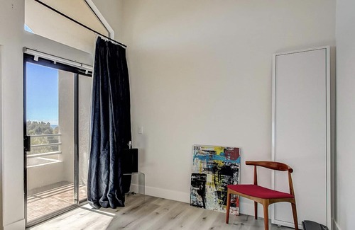 Pacific Palisades Condo | n"Your Ideal Coastal Retreat! Walking Distance to Everything You Need!